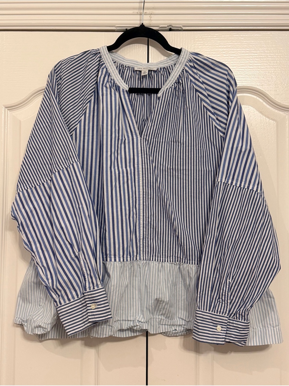 Free Assembly Striped Blue and White V-Neck Peasant Top Sz XXL - Picture 2 of 3